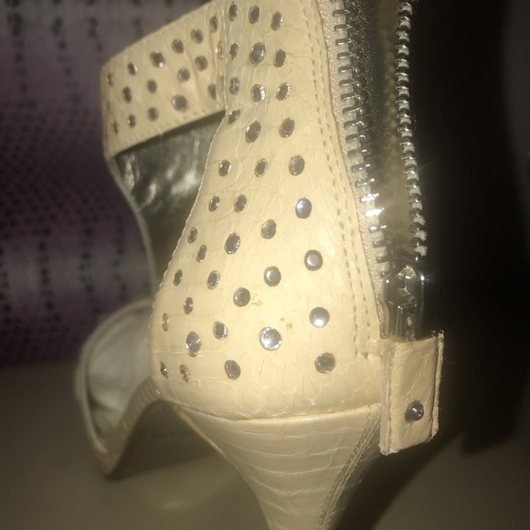 Woman Chi Carlos Falchi Stiletto Cream Snake Rhinestone Cabochon T strap 8.5 NIB - Picture 14 of 16